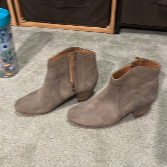 Beige ankle bootie. Slightly worn. - Picture 2 of 7